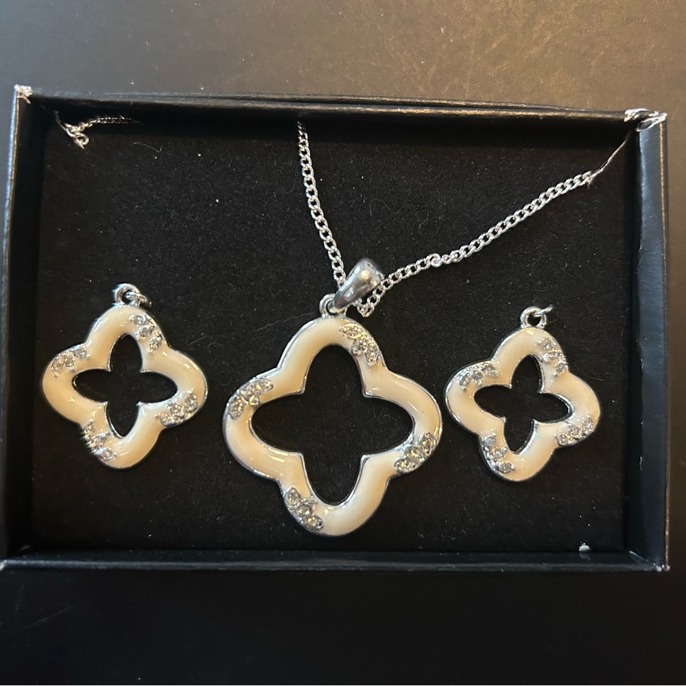 Avon Globalista Enamel Necklace & Earrings Set (White/Cream)
